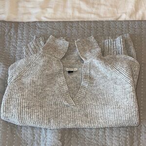 American Eagle Outfitters Gray V-Neck Ribbed Sweater